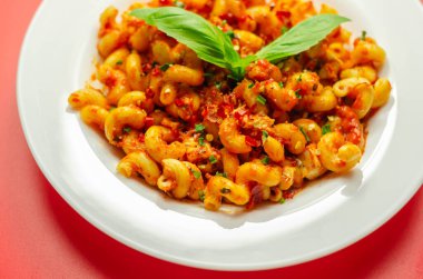 Baharatlı domates ve jalapeno sosuyla pişirilmiş tavuk göğsü ve biberli selentani makarna.