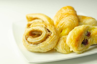 Çeşitli geleneksel hamur işleri tabakta tatlı Danimarka çöreği, lezzetli tatlılar.