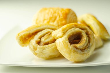 Çeşitli geleneksel hamur işleri tabakta tatlı Danimarka çöreği, lezzetli tatlılar.