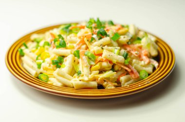 Buzdağında marul, havuç, mısır, salatalık ve mayonez soslu makarna, sağlıklı yiyecekler.