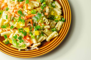 Buzdağında marul, havuç, mısır, salatalık ve mayonez soslu makarna, sağlıklı yiyecekler.