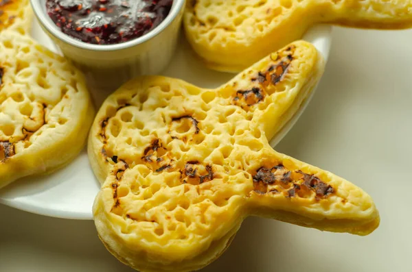Velikonoce Pěkný Králík Tvaru Muffiny Podávané Malinovou Marmeládou Zábavné Jídlo — Stock fotografie