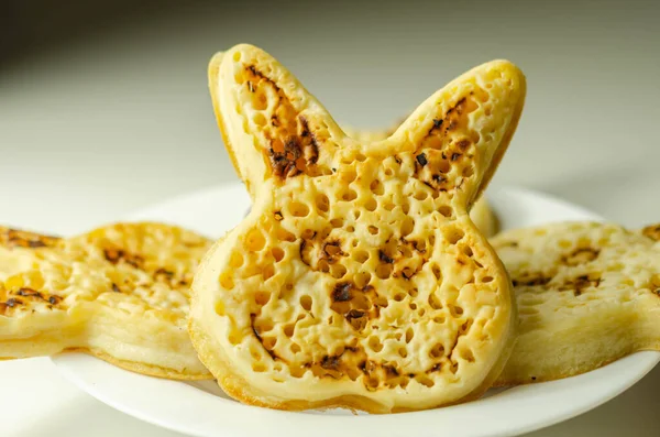 Velikonoce Pěkný Králík Tvaru Muffiny Podávané Malinovou Marmeládou Zábavné Jídlo — Stock fotografie