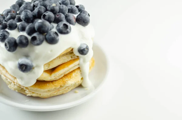 Pancake Lezat Dengan Yogurt Krim Manis Dan Buah Beri Segar — Stok Foto