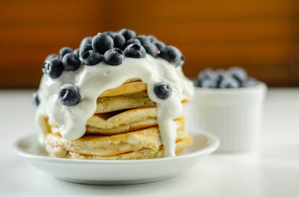 Pancake Lezat Dengan Yogurt Krim Manis Dan Buah Beri Segar — Stok Foto