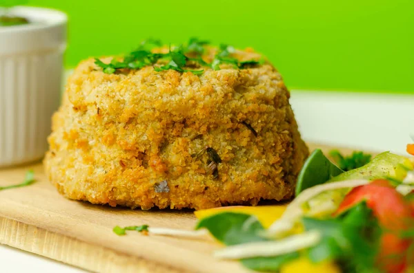 Haddock Smoked Fishcake Dengan Irisan Kentang Goreng Dan Salad Campur — Stok Foto