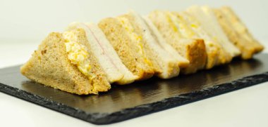 Malt, yulaf ezmesi ve beyaz ekmek üzerine çeşitli el yapımı sandviçler, lezzetli bir başlangıç.