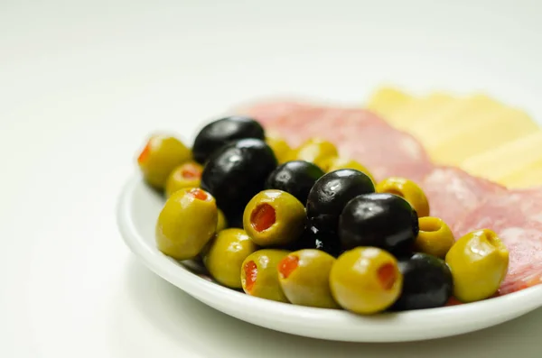Set Olive Verdi Nere Con Salame Formaggio Cheddar Antipasto — Foto Stock