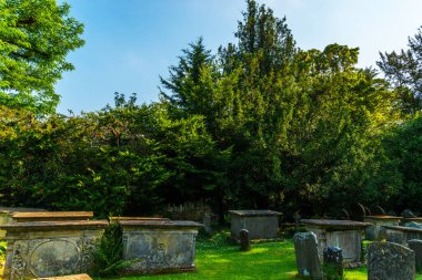 Eski Ortaçağ İngiliz Mezarlığı, mezar taşları, güneşli bir günde tipik eski İngiliz mezarlığı, ölüm.