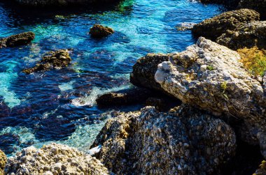 Mavi yaz dalgası ve kayaları ile şaşırtıcı deniz, rahatlatıcı kaya ve su manzarası, doğa