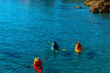 Bir kayık denizle, etkin su spor ve boş zaman, üzerinde üst düzey kanocu Kayak