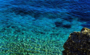 Mavi yaz dalgası ve kayaları ile şaşırtıcı deniz, rahatlatıcı kaya ve su manzarası, doğa