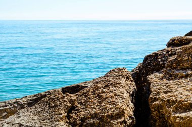 Mavi yaz dalgası ve kayaları ile şaşırtıcı deniz, rahatlatıcı kaya ve su manzarası, doğa