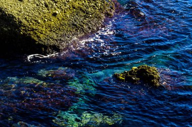 Mavi yaz dalgası ve kayaları ile şaşırtıcı deniz, rahatlatıcı kaya ve su manzarası, doğa