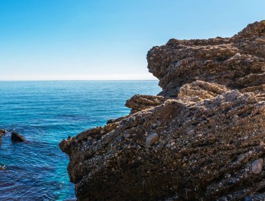 Mavi yaz dalgası ve kayaları ile şaşırtıcı deniz, rahatlatıcı kaya ve su manzarası, doğa
