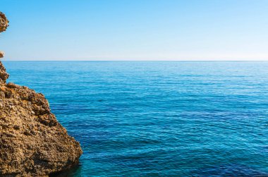 Mavi yaz dalgası ve kayaları ile şaşırtıcı deniz, rahatlatıcı kaya ve su manzarası, doğa