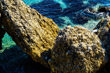 Mavi yaz dalgası ve kayaları ile şaşırtıcı deniz, rahatlatıcı kaya ve su manzarası, doğa