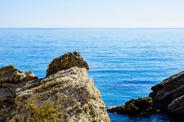Mavi yaz dalgası ve kayaları ile şaşırtıcı deniz, rahatlatıcı kaya ve su manzarası, doğa