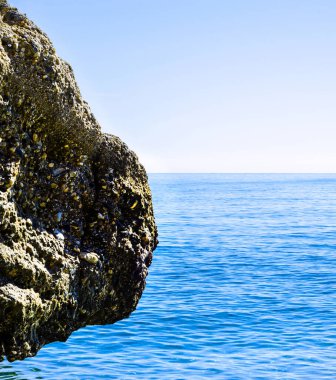 Mavi yaz dalgası ve kayaları ile şaşırtıcı deniz, rahatlatıcı kaya ve su manzarası, doğa
