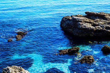 Mavi yaz dalgası ve kayaları ile şaşırtıcı deniz, rahatlatıcı kaya ve su manzarası, doğa