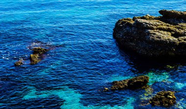 Mavi yaz dalgası ve kayaları ile şaşırtıcı deniz, rahatlatıcı kaya ve su manzarası, doğa