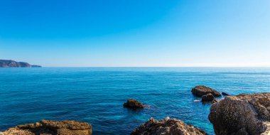 Mavi yaz dalgası ve kayaları ile şaşırtıcı deniz, rahatlatıcı kaya ve su manzarası, doğa