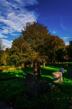 Eski Ortaçağ İngiliz Mezarlığı, mezar taşları, güneşli bir günde tipik eski İngiliz mezarlığı, ölüm.