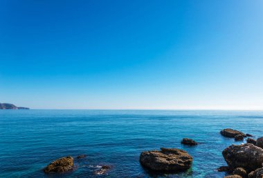 Mavi yaz dalgası ve kayaları ile şaşırtıcı deniz, rahatlatıcı kaya ve su manzarası, doğa