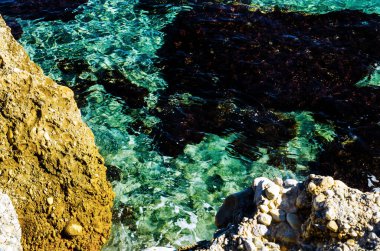 Mavi yaz dalgası ve kayaları ile şaşırtıcı deniz, rahatlatıcı kaya ve su manzarası, doğa