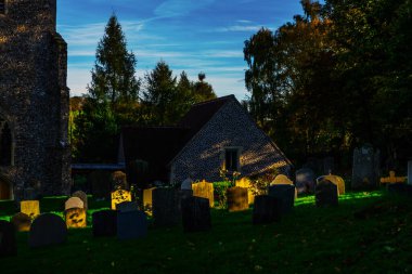 Eski Ortaçağ İngiliz Mezarlığı, mezar taşları, güneşli bir günde tipik eski İngiliz mezarlığı, ölüm.
