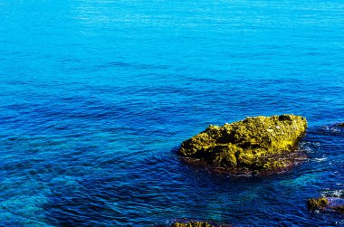 Mavi yaz dalgası ve kayaları ile şaşırtıcı deniz, rahatlatıcı kaya ve su manzarası, doğa