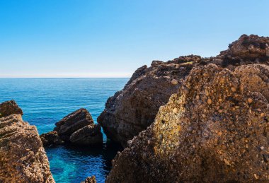 Mavi yaz dalgası ve kayaları ile şaşırtıcı deniz, rahatlatıcı kaya ve su manzarası, doğa
