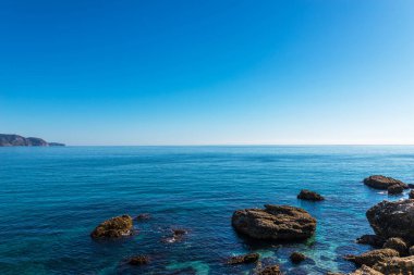 Mavi yaz dalgası ve kayaları ile şaşırtıcı deniz, rahatlatıcı kaya ve su manzarası, doğa