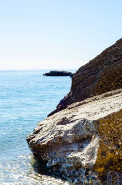 Mavi yaz dalgası ve kayaları ile şaşırtıcı deniz, rahatlatıcı kaya ve su manzarası, doğa