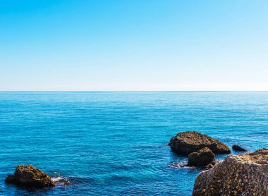 Mavi yaz dalgası ve kayaları ile şaşırtıcı deniz, rahatlatıcı kaya ve su manzarası, doğa
