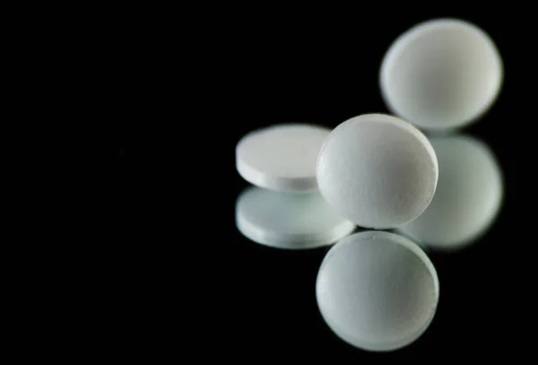 Tabletas Dispersas Sobre Fondo Negro Píldoras Reflejadas Espejo Medicina —  Fotos de Stock