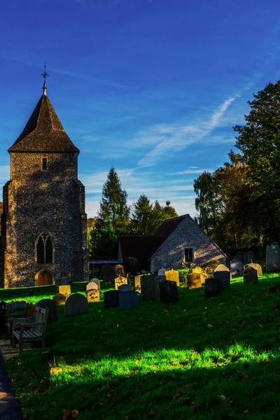Старое Средневековое Английское Кладбище Типичное Старое Британское Кладбище Солнечный День — стоковое фото