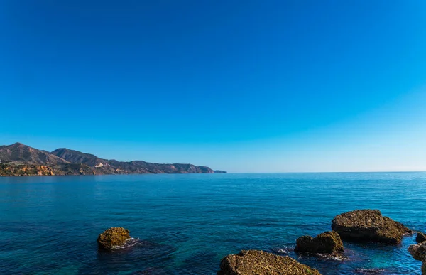 Niesamowite Morze Błękitną Letnią Falą Skałami Relaksujący Widok Skały Wodę — Zdjęcie stockowe