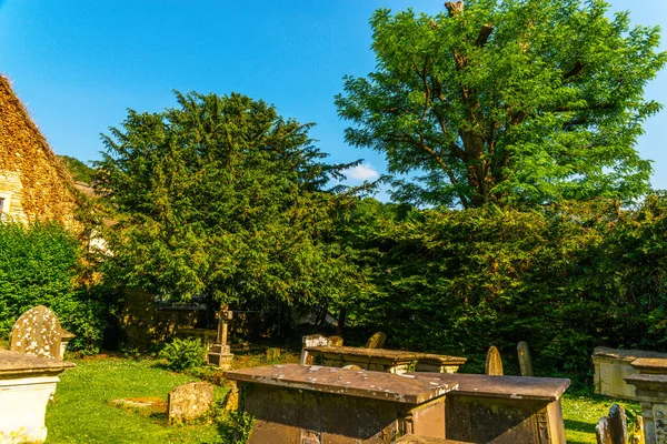 古老的中世纪英式墓地墓碑典型的英式墓地在阳光灿烂的日子死亡 — 图库照片