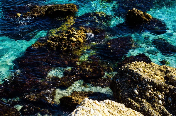 迷人的大海 蓝色的夏波和岩石 悠闲的岩石和水的景色 大自然 — 图库照片