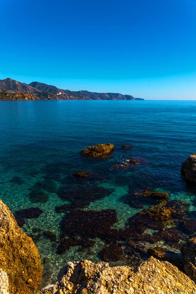 迷人的大海 蓝色的夏波和岩石 悠闲的岩石和水的景色 大自然 — 图库照片