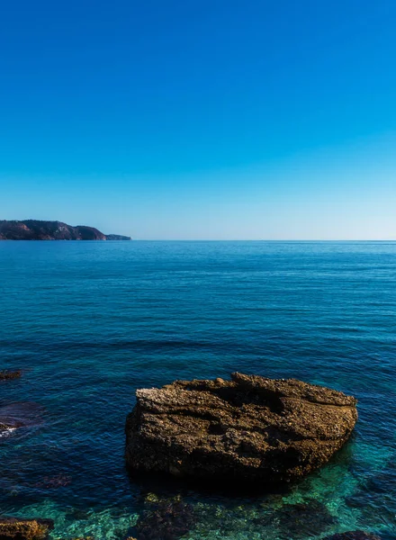 迷人的大海 蓝色的夏波和岩石 悠闲的岩石和水的景色 大自然 — 图库照片