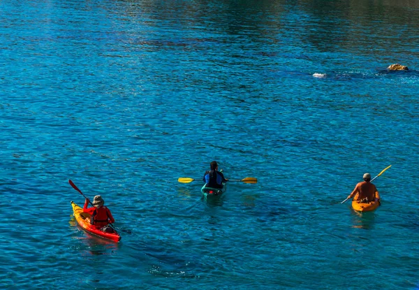 Kayaker Sênior Caiaque Pelo Mar Esporte Água Ativa Lazer Caiaque — Fotografia de Stock