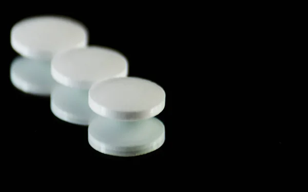 Tabletas Dispersas Sobre Fondo Negro Píldoras Reflejadas Espejo Medicina —  Fotos de Stock