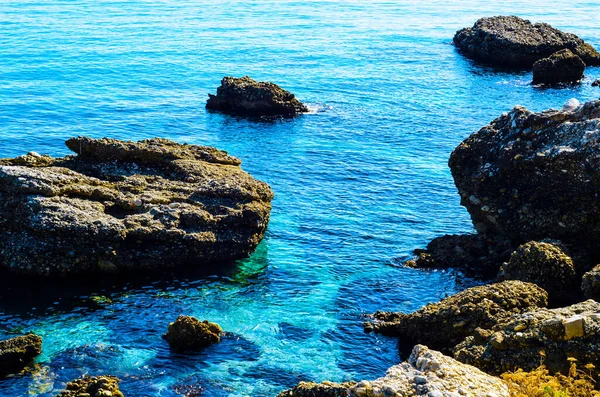 Úžasné Moře Modrou Letní Vlnou Skalami Relaxační Výhled Skály Vodu — Stock fotografie