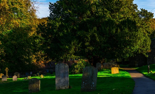 Старое Средневековое Английское Кладбище Типичное Старое Британское Кладбище Солнечный День — стоковое фото