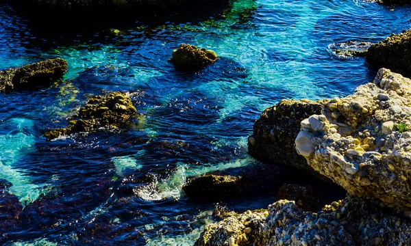 Удивительное Море Голубой Летней Волной Скалами Расслабляющий Вид Скалы Воду — стоковое фото