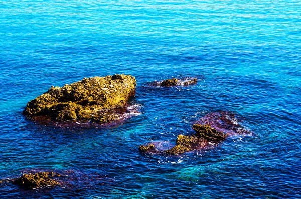 迷人的大海 蓝色的夏波和岩石 悠闲的岩石和水的景色 大自然 — 图库照片