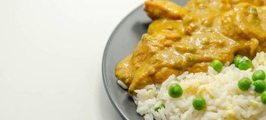 Hafif baharatlı hindistan cevizi soslu tavuk göğsü parçaları bezelye ve yumurtalı pilav ve Hint yemeği.