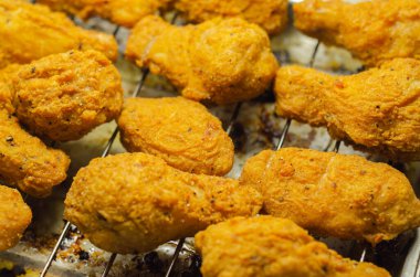 Güney çıtır çıtır kızarmış tavuk kanatları, metal tepside kızarmış tavuk kanatları, fast food.